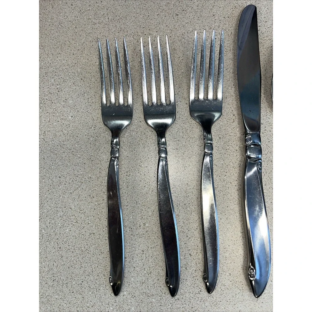 9 Piece Set ONEIDACRAFT PREMIER STAINLESS SHORELINE 3 Forks, 1 Knife & 5 Spoons.